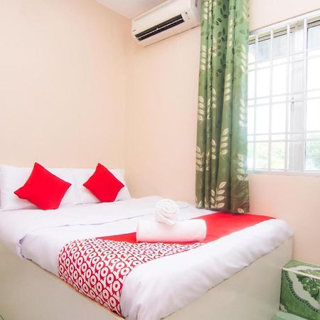 Oyo 1224 Hotel Hajah Rohayah Танджунг Малим Екстериор снимка